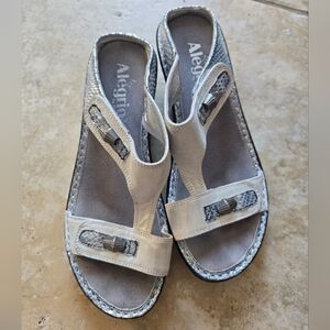 Alegria Women's Light Gray Snake-Trim Sandals